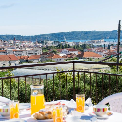 Apartament cu balcon cu vedere spre mare cu 3 camere pentru 5 pers.