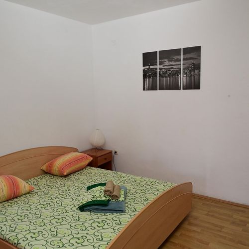 Apartman pro 5 os. se 2 ložnicemi s výhledem na moře na poschodí