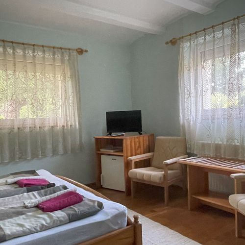 Camera dubla la demisol lângă piscină
