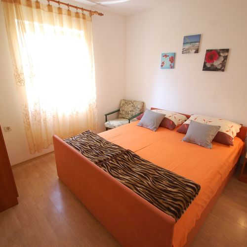 Apartament confort la parter cu 2 camere pentru 4 pers.