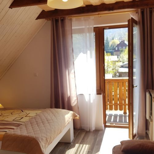 Camera cvadrupla cu balcon cu chicinetă proprie
