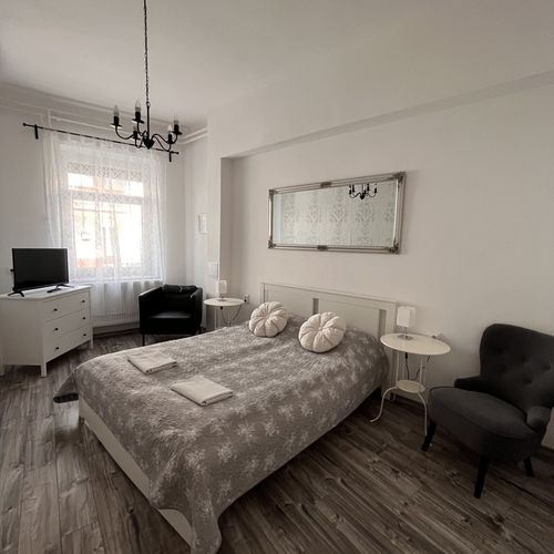 Apartament studio la parter cu 2 camere pentru 4 pers.