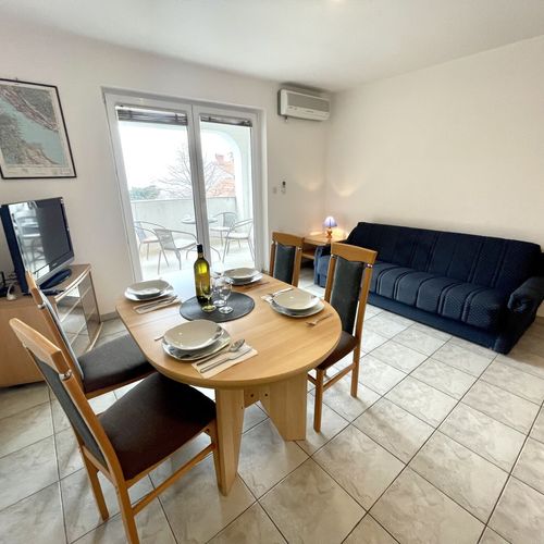 Apartament la etaj cu vedere spre mare cu 2 camere pentru 4 pers.