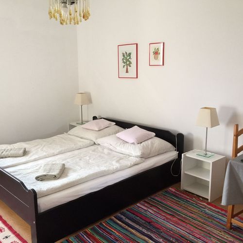 Apartament familial(ă) la parter cu 2 camere pentru 4 pers. (se poate solicita pat suplimentar)