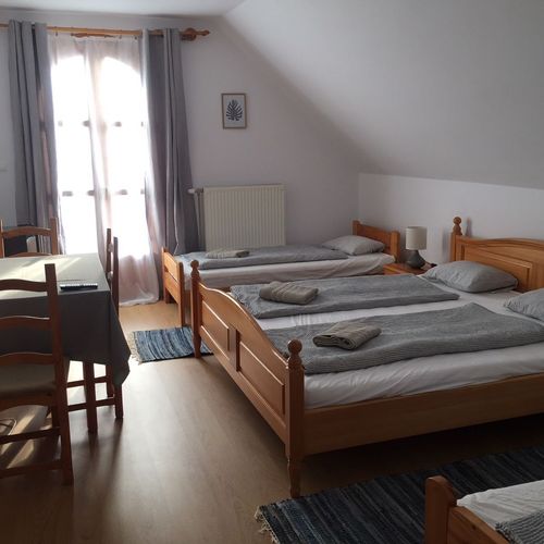 Camera cvadrupla la mansardă cu aer condiționat