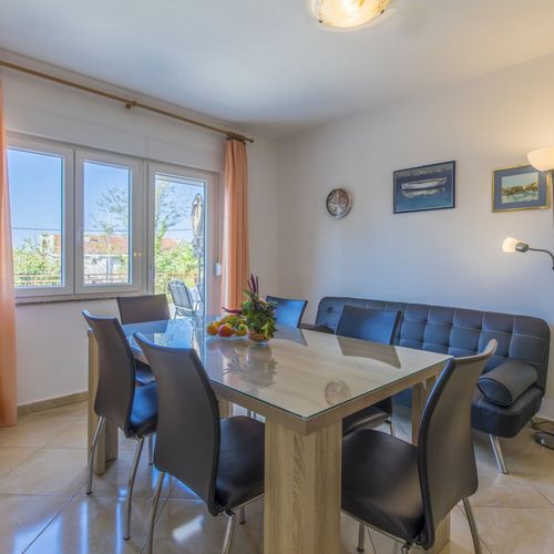 Apartament la etaj cu vedere spre mare cu 2 camere pentru 5 pers.