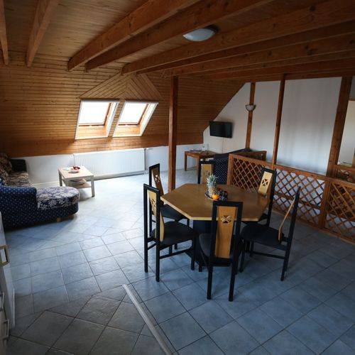 Apartament 5-osobowy na poddaszu z panoramą (możliwa dostawka)