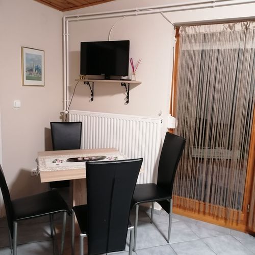Casă de vară familial(ă) cu bucătărie proprie pentru 4 pers. (se inchirieaza doar integral)