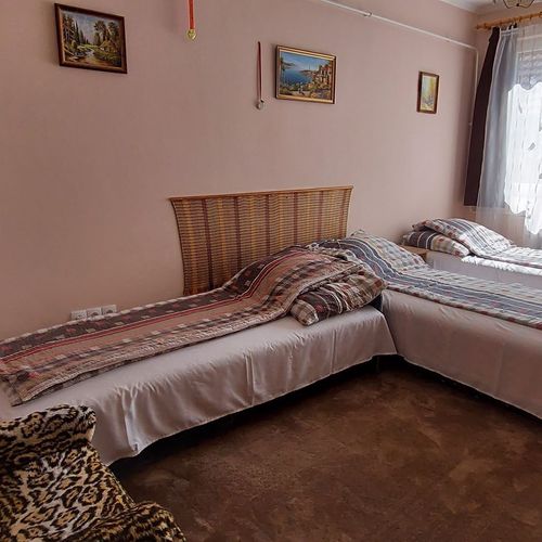Apartament trip la parter pentru 4 pers. (se inchirieaza doar integral) (se poate solicita pat suplimentar)