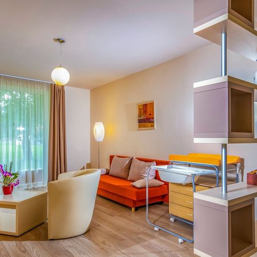 Apartament 4-osobowy Apartament rodzinny z dwoma pomieszczeniami sypialnianymi 100 m od budynku głównego z 2 pomieszczeniami sypialnianymi (możliwa dostawka)