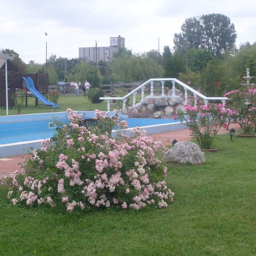 Camera cvadrupla rulotă fixă lângă piscină