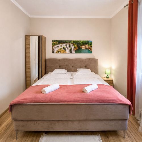 Apartament familial(ă) cu grădină pentru 8 pers. (se inchirieaza doar integral)