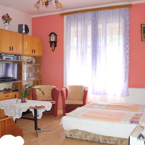 Apartament la parter cu vedere spre curte pentru 4 pers. (se inchirieaza doar integral)
