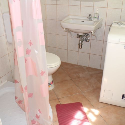 Apartament la parter cu vedere spre grădină pentru 2 pers. (se inchirieaza doar integral)