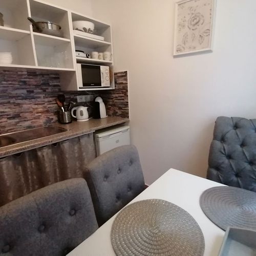 Apartament la parter cu terasă pentru 4 pers. (se inchirieaza doar integral)