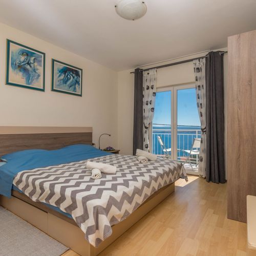 Apartament la etaj cu vedere spre mare cu 2 camere pentru 5 pers.