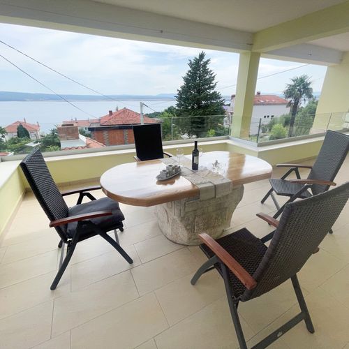 Apartament la etaj cu vedere spre mare cu 2 camere pentru 4 pers.