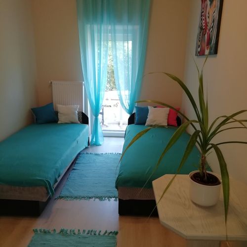 Apartament întreaga unitate cu grădină pentru 7 pers. (se inchirieaza doar integral)