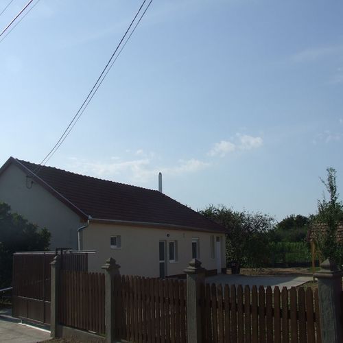 Apartament family cu vedere spre curte pentru 5 pers. (se inchirieaza doar integral)