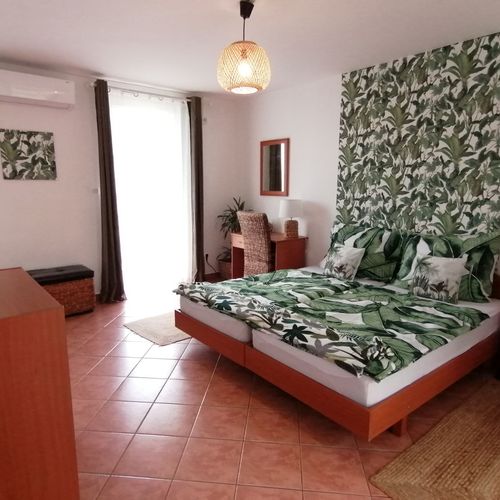 Apartament la parter cu terasă pentru 4 pers. (se inchirieaza doar integral)