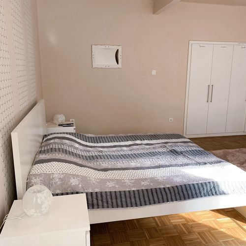 Apartament la parter cu bucătărie proprie pentru 2 pers. (se inchirieaza doar integral)