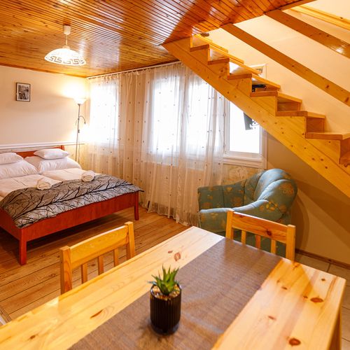 Manzárd Apartman pro 4 os. se 2 ložnicemi na poschodí