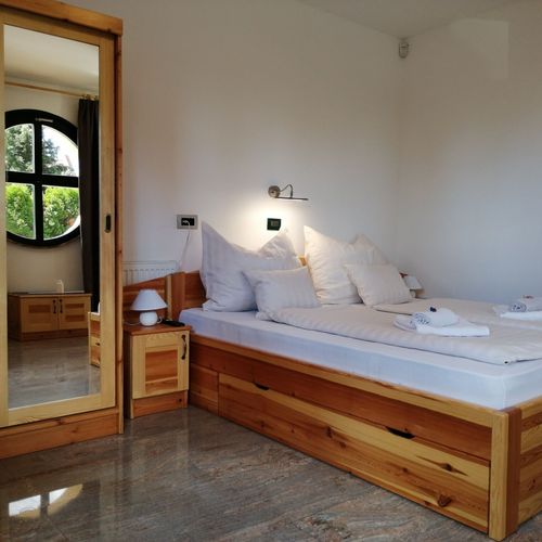 Apartament la parter cu bucătărie proprie cu 1 camera pentru 2 pers.