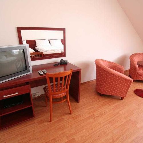 Camera single cu duș cu chicinetă proprie