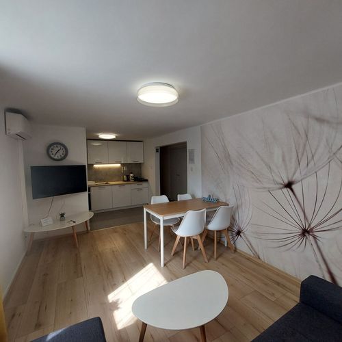 Apartament la parter cu aer condiționat cu 2 camere pentru 4 pers.