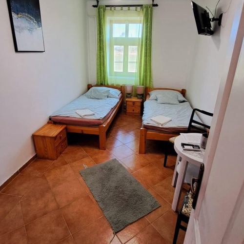 Camera twin cu aer condiționat cu baie proprie pe hol