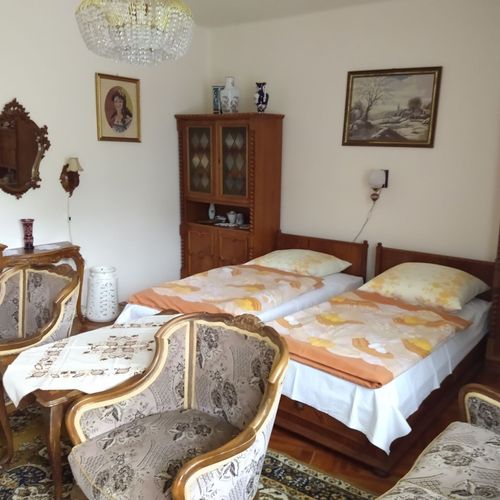 Camera twin la parter cu baie comună