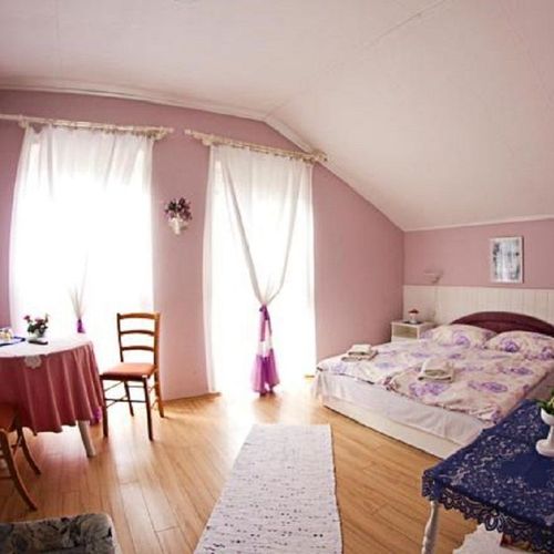 Camera dubla la etaj cu balcon (se poate solicita pat suplimentar)