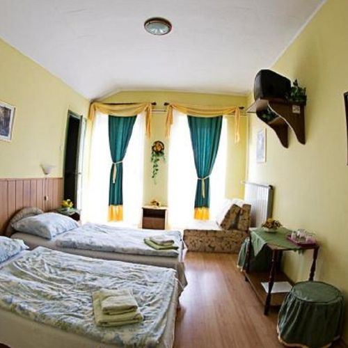 Camera twin la etaj cu balcon (se poate solicita pat suplimentar)