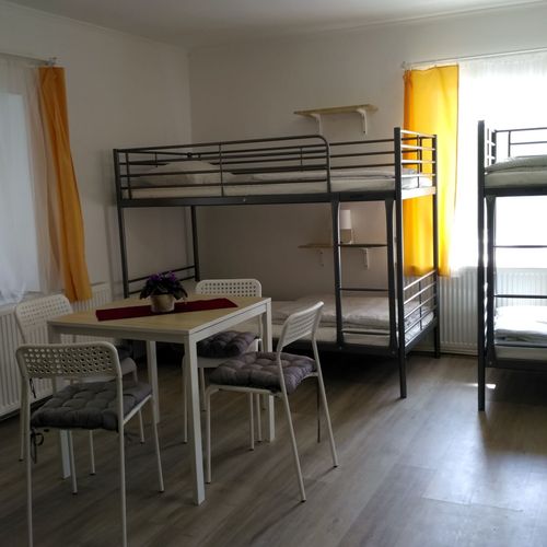 Apartament cu vedere spre munte cu vedere spre cetate pentru 24 pers. (se inchirieaza doar integral) (se poate solicita pat suplimentar)