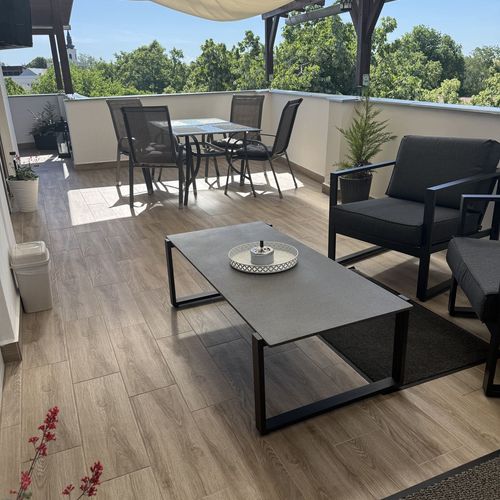 Apartament cu terasă cu vedere spre râu cu 2 camere pentru 4 pers.