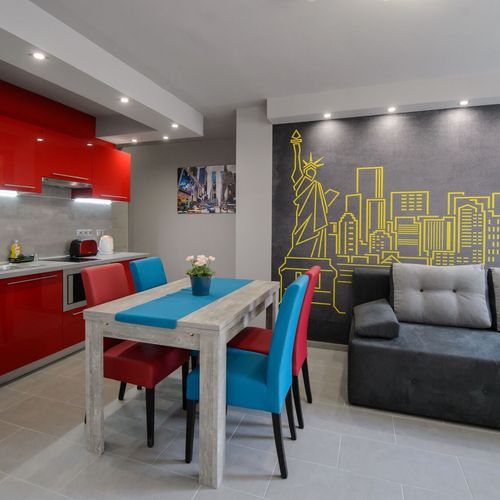 Apartament la etaj cu vedere spre oraș cu 2 camere pentru 4 pers. (se poate solicita pat suplimentar)
