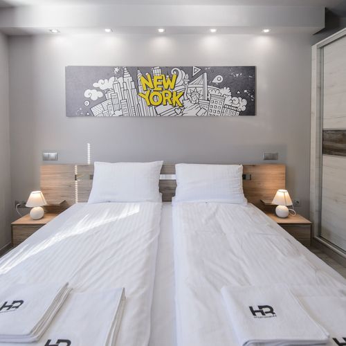 Apartament la etaj cu vedere spre oraș cu 2 camere pentru 4 pers. (se poate solicita pat suplimentar)