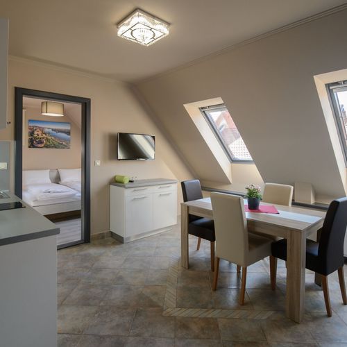 Apartament mansardă la etaj cu 2 camere pentru 4 pers. (se poate solicita pat suplimentar)