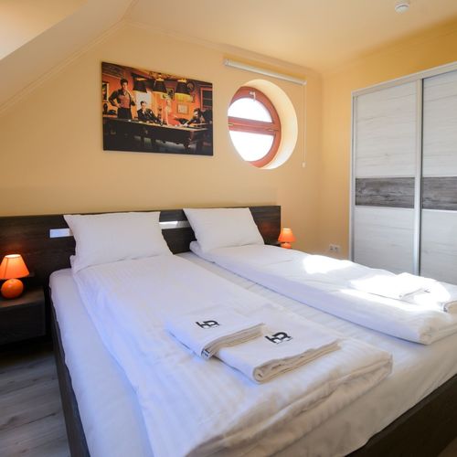 Apartament mansardă la etaj cu 2 camere pentru 4 pers. (se poate solicita pat suplimentar)