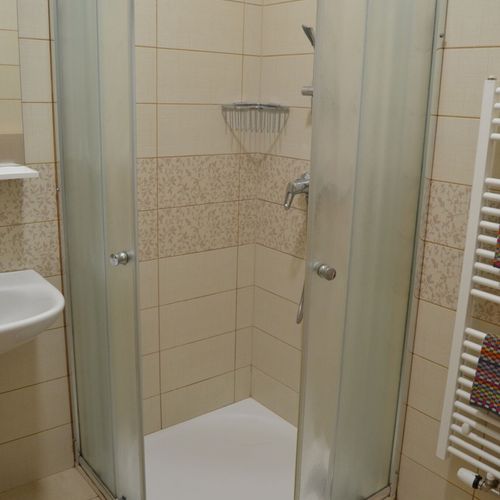 Apartament cu duș cu chicinetă proprie cu 2 camere pentru 5 pers.
