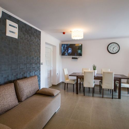 Apartament design cu vedere spre râu cu 3 camere pentru 6 pers.