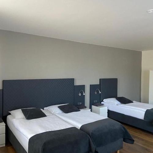 Pokoj s koupelnou se sprchou pro 3 os.