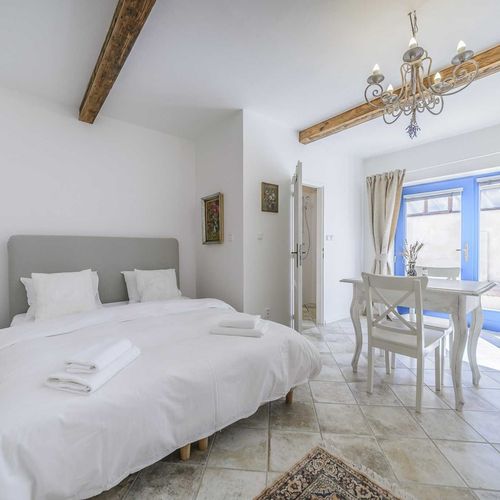 Apartman se sprchou s privátní koupelnou mimo apartmán s manželskou postelí s 1 ložnicí