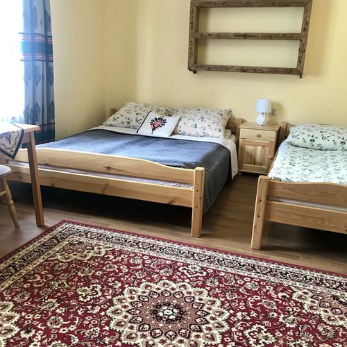 Pokój 4-osobowy na parterze z widokiem na ogród