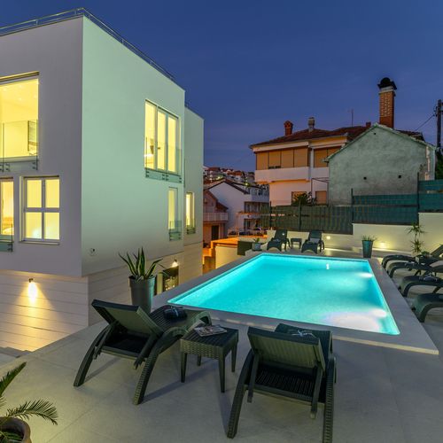 Apartament cu aer condiționat cu vedere spre mare cu 4 camere pentru 8 pers. K-17256