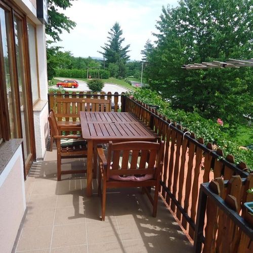 Apartament 6-osobowy z klimatyzacją z tarasem z 2 pomieszczeniami sypialnianymi A-17531-a