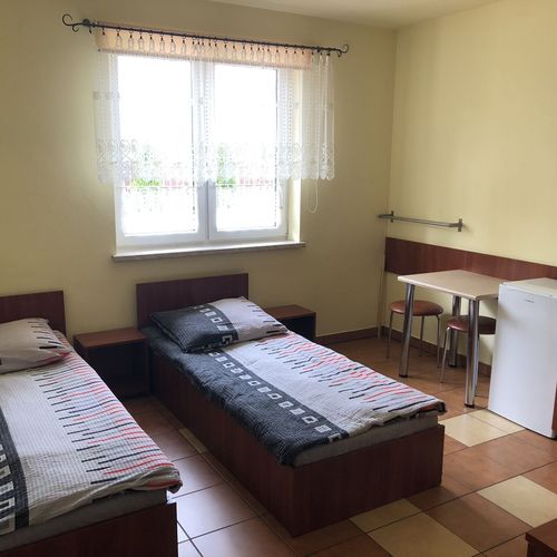Camera twin cu baie cu chicinetă proprie