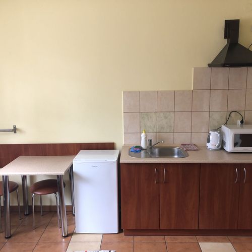 Camera twin cu baie cu chicinetă proprie