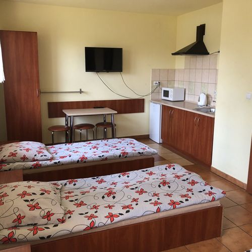 Camera cvadrupla cu baie cu chicinetă proprie