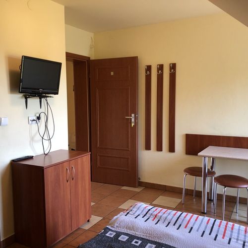 Camera tripla cu baie cu chicinetă proprie